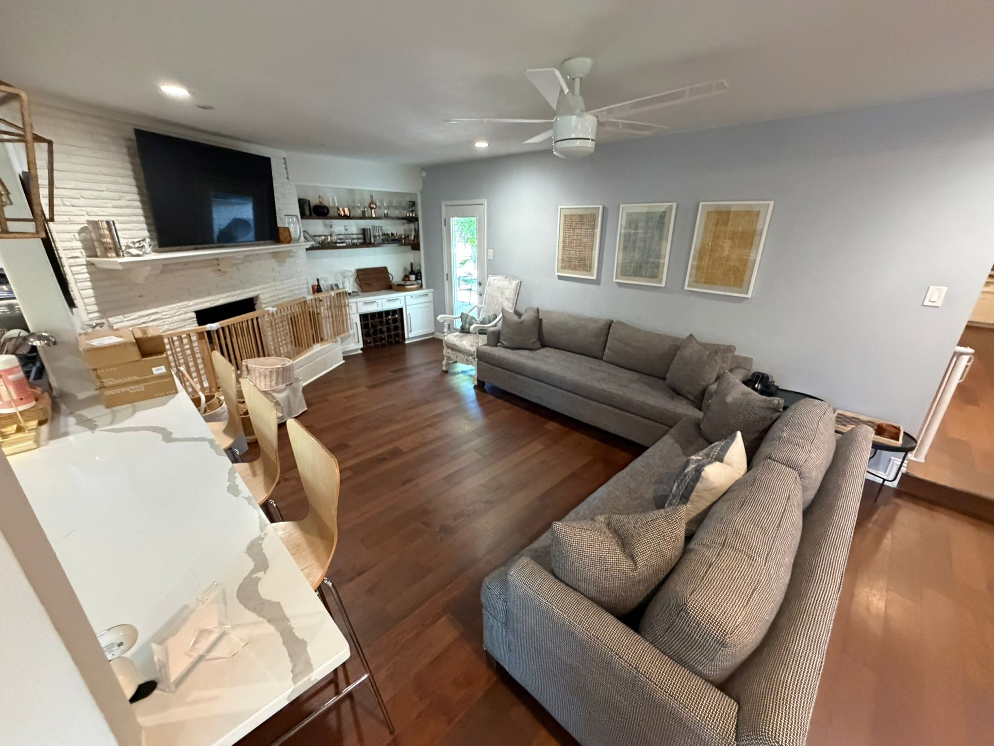 After photo of a professionally cleaned living room in Dallas TX by Monarch Texas Cleaning. Hardwood floors vacuumed and mopped, furniture dusted, and surfaces cleaned throughout.