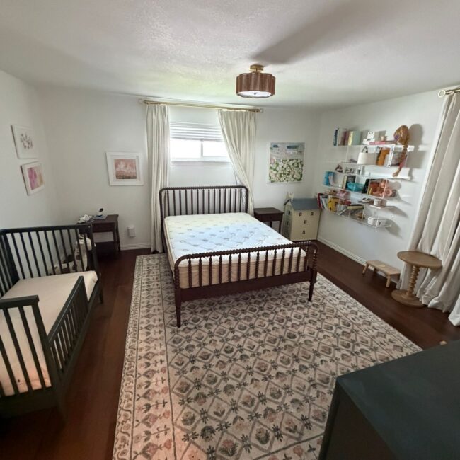 After photo of a third bedroom professionally cleaned in Dallas TX by Monarch Texas Cleaning. Hardwood floors mopped and all surfaces wiped down to a move-out ready standard.