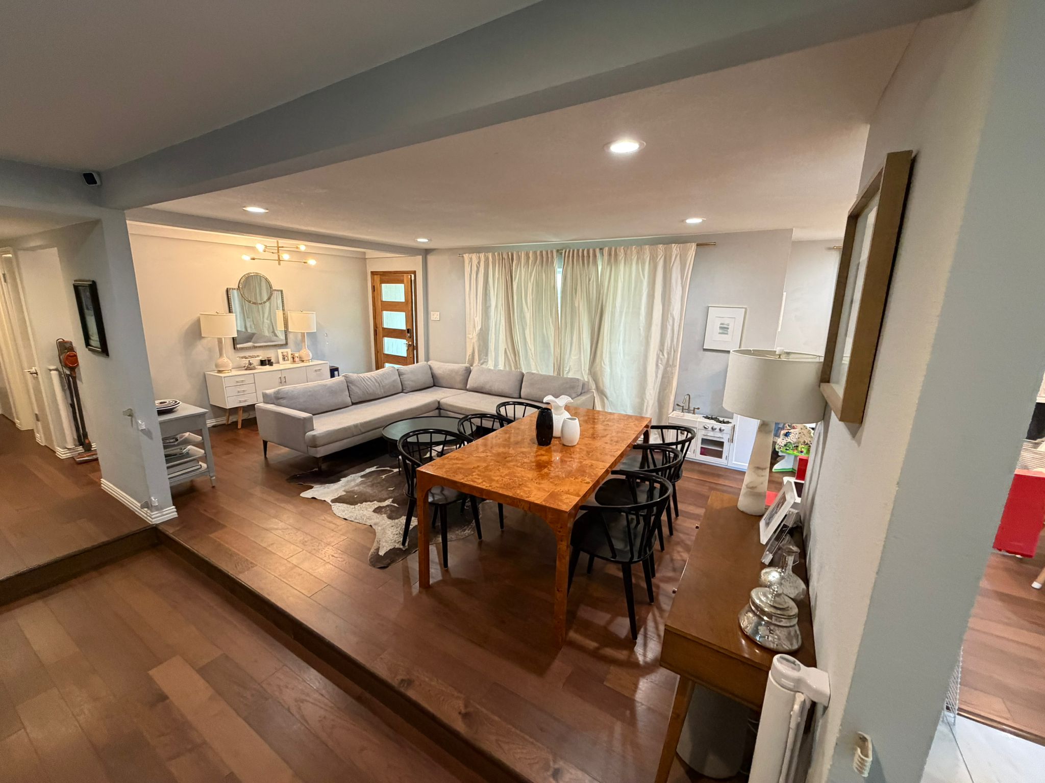 After photo of a cleaned and tidied living room in a Dallas TX home serviced by Monarch Texas Cleaning. Floors mopped and all surfaces wiped down.